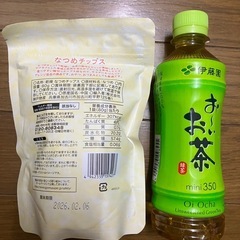 お茶350ml、なつめチップスの画像