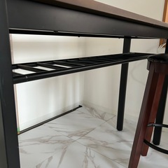 カウンターテーブルとカウンタースツール二脚 セット　天然木　北モダン　の画像