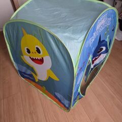 Baby sharkテント、プレイペン、ボールの画像