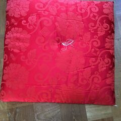  【引き取り限定。置き配。越前市内】座布団　中古　赤1枚の画像
