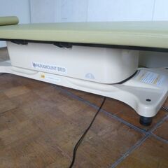 【中古】パラマウントベッド 電動エステベッド 診療台 施術台 介護 低床 400〜935mm 高さ調整可 ハイローベッドの画像