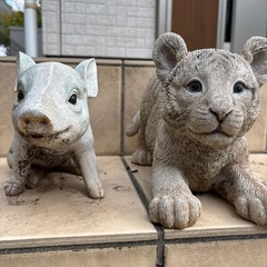 子ブタと子トラの置物／野外用オブジェの画像