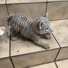 子ブタと子トラの置物／野外用オブジェの画像