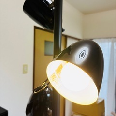 黒の3灯フロアスタンドライトの画像