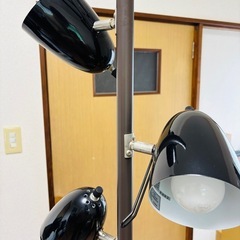 黒の3灯フロアスタンドライトの画像