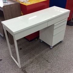 【IKEAのデスク】デスク　IKEA　イケア　平机　文机　デスクワゴン　アイアンフレーム ：　ホワイトの画像