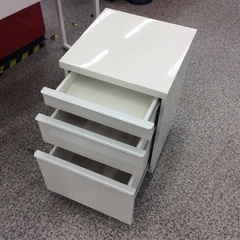 【IKEAのデスク】デスク　IKEA　イケア　平机　文机　デスクワゴン　アイアンフレーム ：　ホワイトの画像