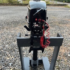 船外機（エンジン）マーキュリー2馬力2スト可動品売ります 。エンジンスタンドも付けます。の画像