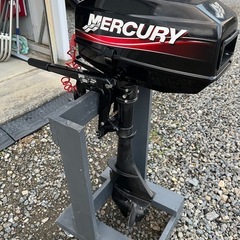 船外機（エンジン）マーキュリー2馬力2スト可動品売ります 。エンジンスタンドも付けます。の画像