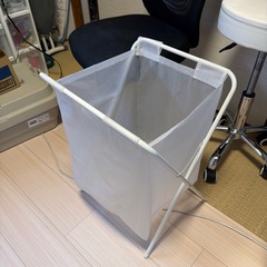 椅子とランドリーラック？ゴミ箱？３点セットの画像