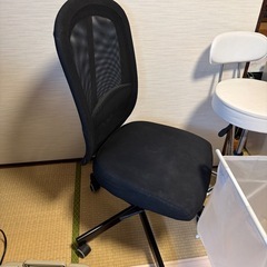 椅子とランドリーラック？ゴミ箱？３点セットの画像