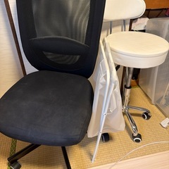 椅子とランドリーラック？ゴミ箱？３点セットの画像