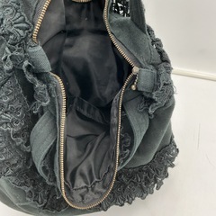 レースモチーフの黒いフリルバッグの画像