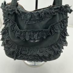 レースモチーフの黒いフリルバッグの画像