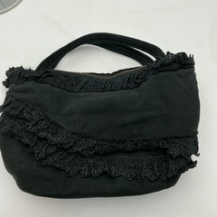 レースモチーフの黒いフリルバッグの画像