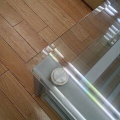 ★リユースのサカイつくば店★TK7054  ガラステーブル シルバー H49×D47×W102 クリーニング済みの画像