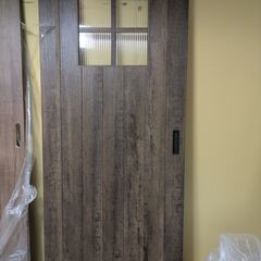 新品枠なし値下げ（浅い傷あり）　片引き戸のみ　(リフォームに)４枚あります（１枚は違う柄です）の画像