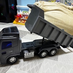 ダンプカー　オモチャの画像