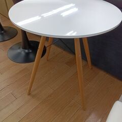 ★リユースのサカイつくば店★TK7056  丸型テーブル ホワイト H71×D70×W70 クリーニング済みの画像