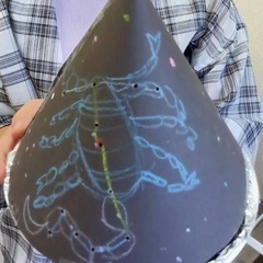 【アトリエべる流山教室】座っているポーズ、パンチしているポーズ🤛…君の友達を描いてみようの画像