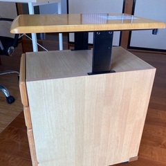 ワゴン式木製キャビネットの画像