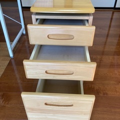 ワゴン式木製キャビネットの画像