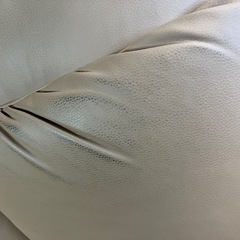 革のベージュのソファーの画像