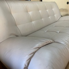 革のベージュのソファーの画像