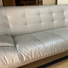 革のベージュのソファーの画像