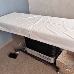 ベルモント社製　油圧式電動昇降ベッドの画像