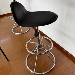 カウンター用の椅子2脚の画像