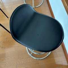 カウンター用の椅子2脚の画像