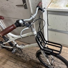 ホワイトのLOUIS GARNEAU MV1、前カゴ付きで小軽自転車のミニベロの画像