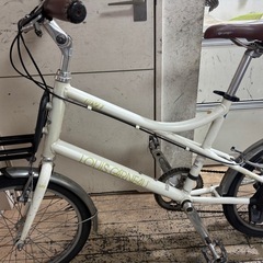 ホワイトのLOUIS GARNEAU MV1、前カゴ付きで小軽自転車のミニベロの画像