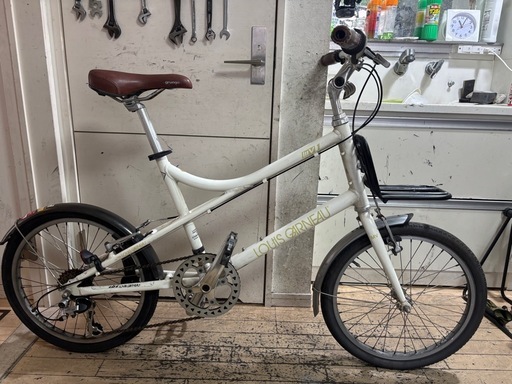 ホワイトのLOUIS GARNEAU MV1、前カゴ付きで小軽自転車のミニベロ