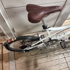 ホワイトのLOUIS GARNEAU MV1、前カゴ付きで小軽自転車のミニベロの画像