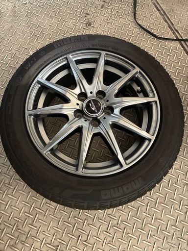 スタッドレスタイヤ　バリ山　185/60R15 シエンタ