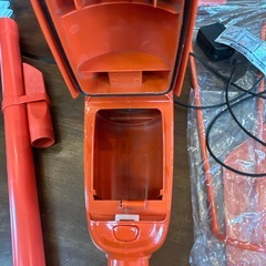 マキタコードレス掃除機　充電式　スタンド付　オレンジの画像