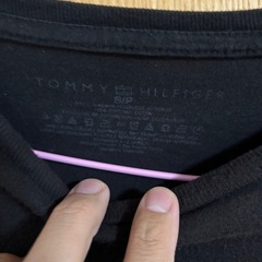 TOMMY HILFIGER 黒 Tシャツの画像
