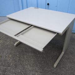 事務机　平デスク　1000ｘ700ｘ700　ニューグレー　配線カバー及び天板サイド部材1か所無しの画像