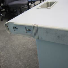 事務机　平デスク　1000ｘ700ｘ700　ニューグレー　配線カバー及び天板サイド部材1か所無しの画像