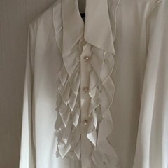 BOSCHボッシュ　フリルブラウスの画像