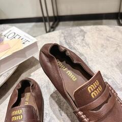 MIU MIU ローファー レザー ブラウン ゴールドロゴの画像