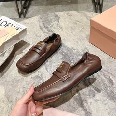 MIU MIU ローファー レザー ブラウン ゴールドロゴの画像