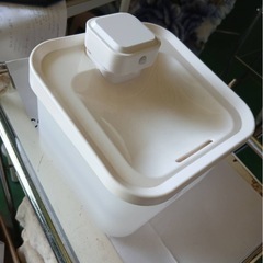 猫の水やり器の画像