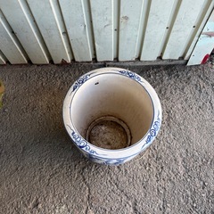 陶器の傘立ての画像