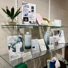 ガラス棚 壁面ディスプレイラック（可動ブラケット付き・ガラス板4枚）の画像