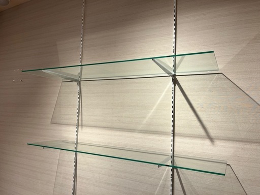 ガラス棚 壁面ディスプレイラック（可動ブラケット付き・ガラス板4枚