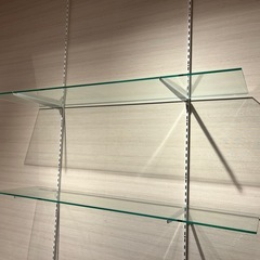 ガラス棚 壁面ディスプレイラック（可動ブラケット付き・ガラス板4枚）の画像