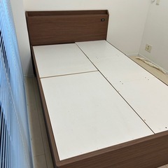 ニトリ セミダブルベッドフレームの画像